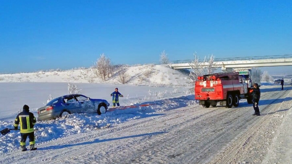 За сутки десяток машин слетели с трассы из-за скользкой дороги