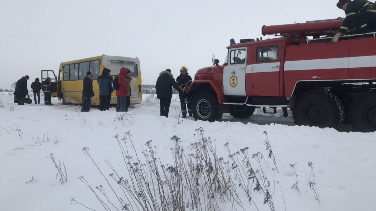 Автобус с шахтерами застрял в снегу в Петропавловском районе