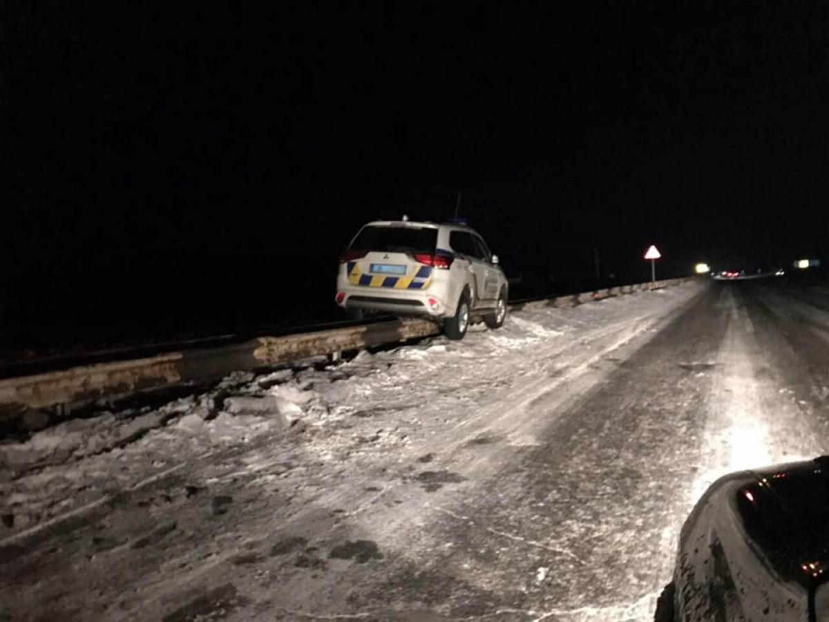 В Павлоградском районе полицейская машина повисла на отбойнике
