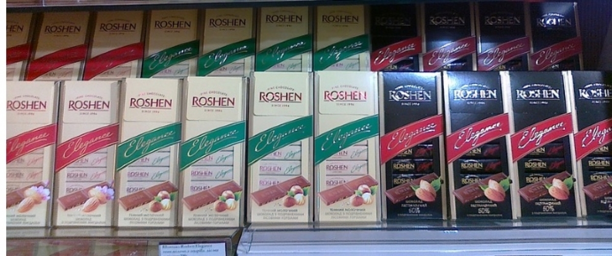 Шампунь и 16 шоколадок украла из магазина любовная пара