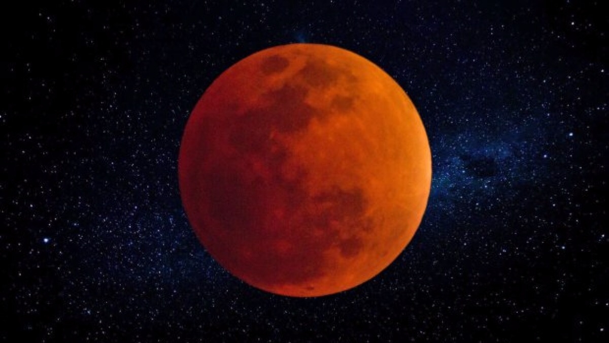 Сегодня в Павлограде можно увидеть супер луну