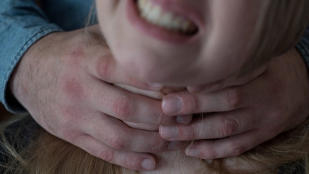 В Павлограде после сорры в машине, мужчина пытался задушить свою жену