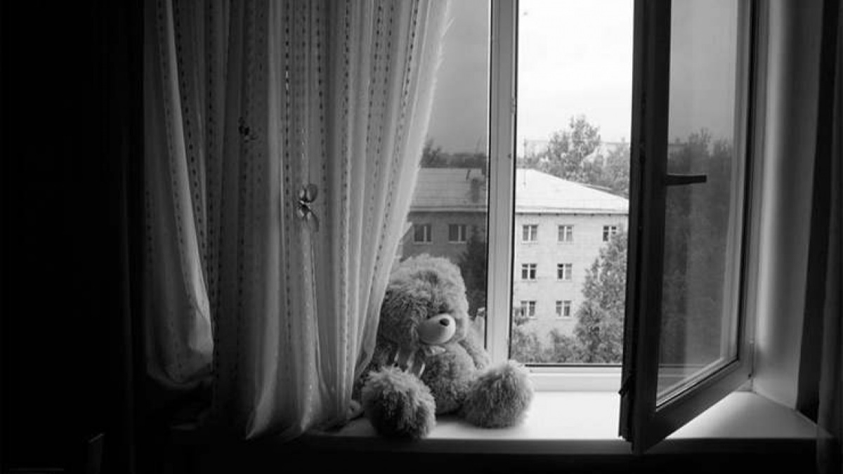 Сегодня утром 3-летний ребенок выпал из окна - полиция