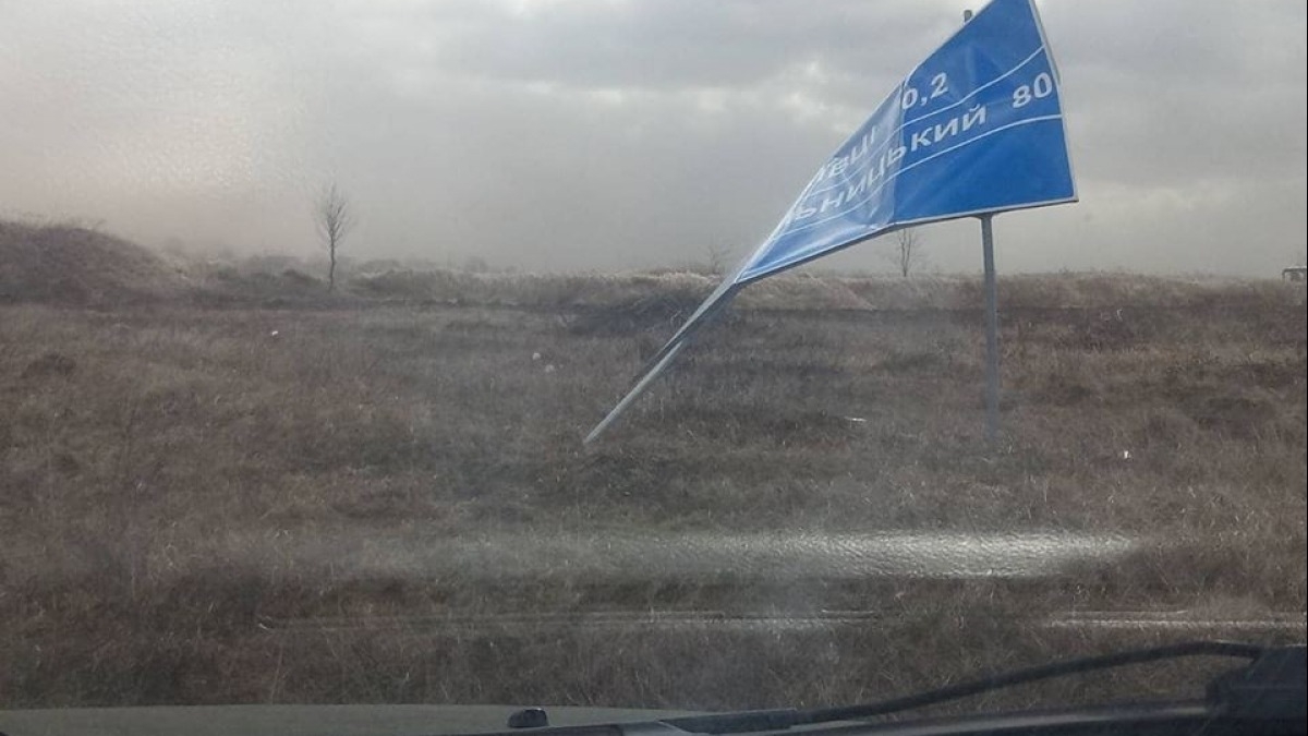 В Украине объявили оранжевый уровень опасности из-за ветра - более 50 населенных пунктов без света