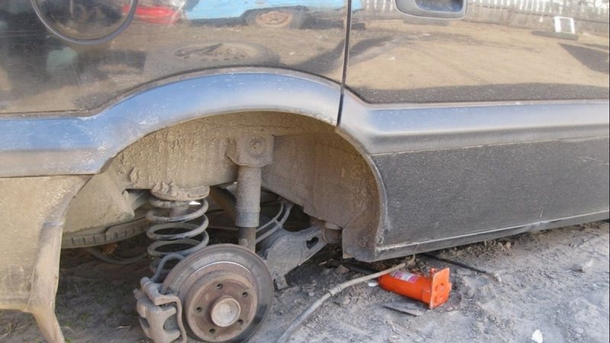 В Павлоградском районе сотрудника предприятия раздавил автобус - пострадавший в реанимации